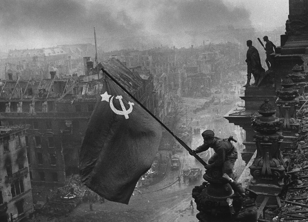 Bandera Soviética ondeando sobre Berlín 