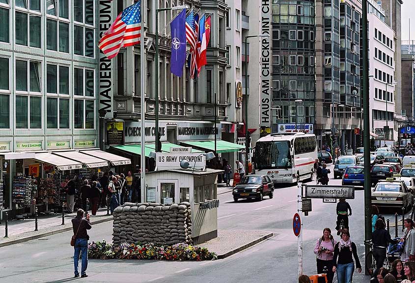 1056px-Mauermuseum_-_Museum_Haus_am_Checkpoint_Charlie