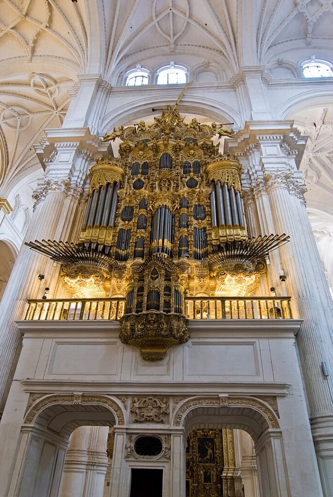 Monumentos de Granada órgano de la Catedral De Pom² - Trabajo propio, CC BY-SA 3.0, https://commons.wikimedia.org/w/index.php?curid=4517569