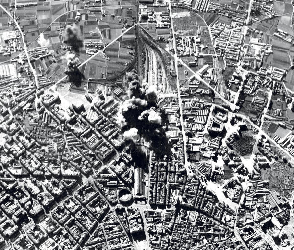 Bombardeo_sobre_la_estación_del_Norte_en_Valencia