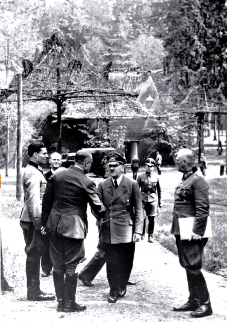 Histórica foto que muestra a Stauffenberg en Rastemburgo el sábado 15 de julio de 1944 (en el margen izquierdo, de perfil) con Hitler (centro) y Keitel (derecha). Stauffenberg llevaba la bomba en ese instante, pero decidió no detonarla.