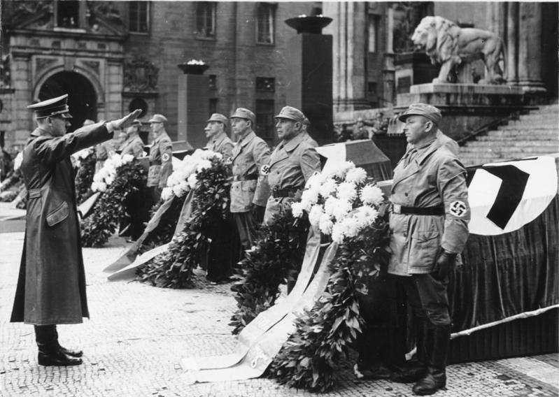 Der feierliche Staatsakt vor der Feldherrnhalle in München in Anwesenheit des Führers für die 7 Opfer des verbrecherischen Anschlags im Bürgerbräukeller. Der Führer erweist den Toten die letzte Ehre. Foto Wag. 11.11.1939