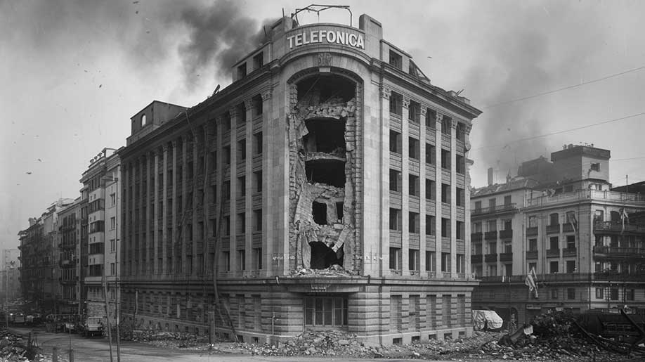 Edificio de la Teléfonica de Madrid bombardeado durante la Batalla de Madrid imagen idealizada