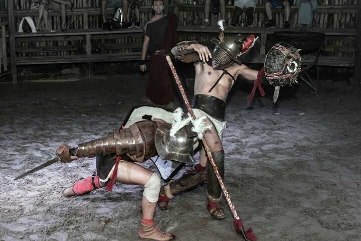 Gladiadores en Roma preparándose en un Ludus 