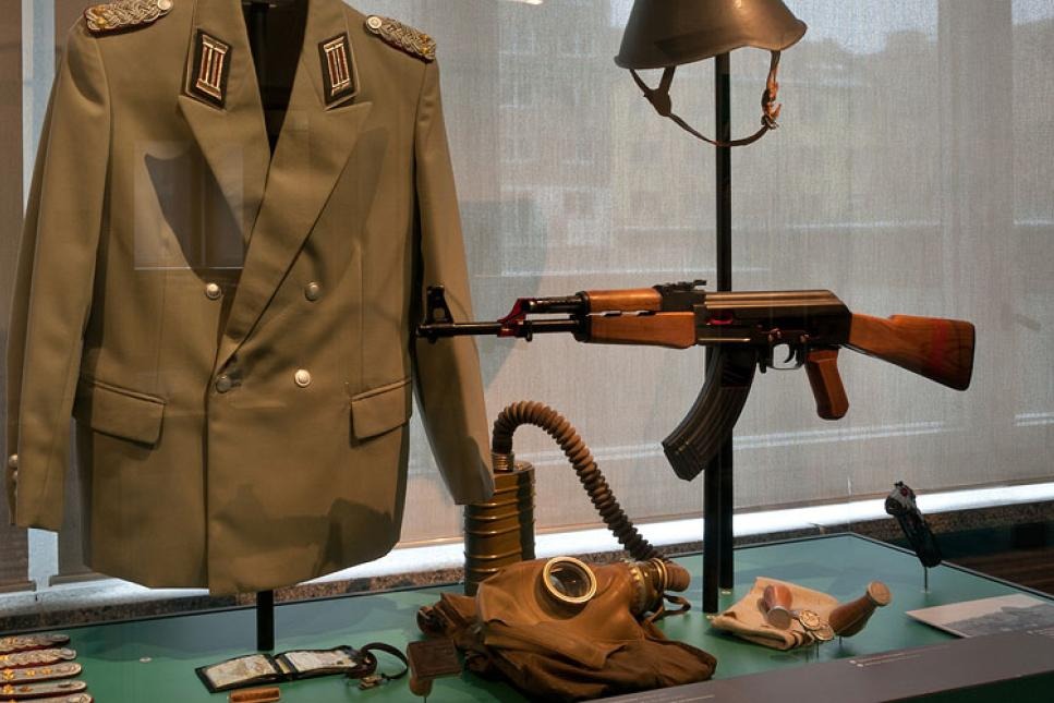 Vitrina con objetos y armas del Museo de la Stasi en Berlín