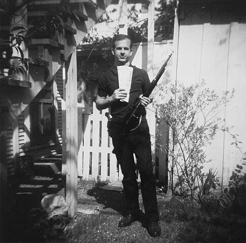 Lee_Harvey_Oswald_with_rifle,_taken_in_Oswald's_back_yard,_Neely_Street,_Dallas_