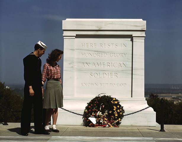 615px-Tomb_of_the_Unknowns,_with_U.S._Navy_sailor_and_woman,_May_1943