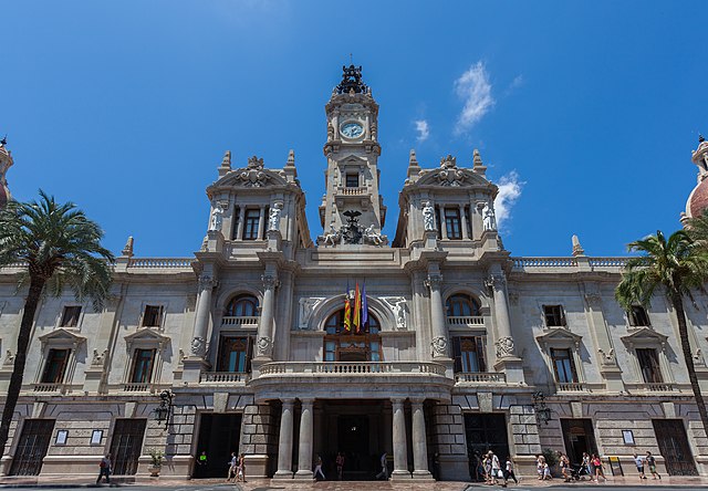 640px-Ayuntamiento_de_Valencia,_España,_2014-06-30,_DD_120