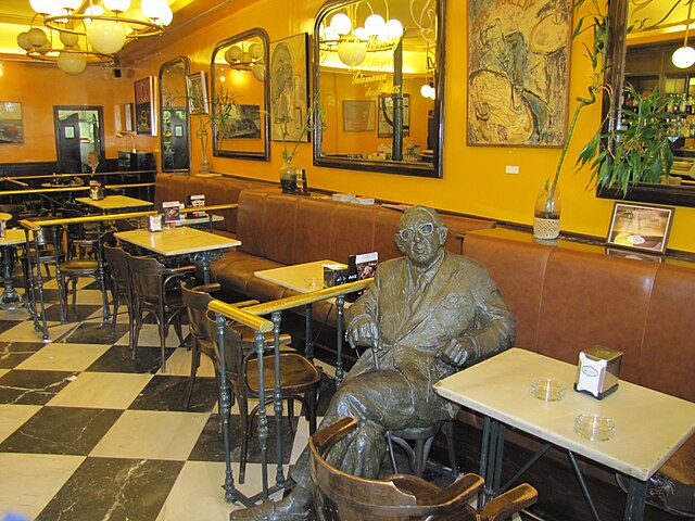 Estatua de Torrente Ballester Cafe Novelty Salamanca