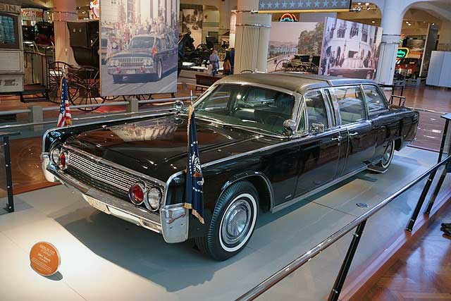 640px-Kennedy_Car_1961_Lincoln_Coche del Asesinato de Kennedy