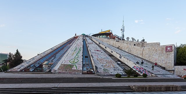 640px-Pirámide,_Tirana,_Albania