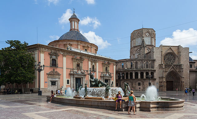 640px-Plaza_de_la_Virgen,_Valencia,_España,_2014-06-30,_DD_163