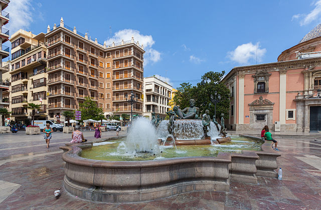 Fuente_al_Río_Túria,_Plaza_de_la_Virgen,_Valencia,_España,_2014-06-30,_DD_162